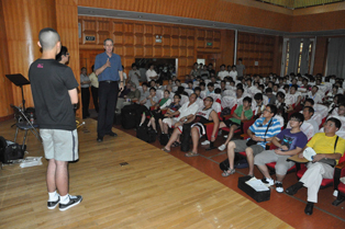 Gary Mortenson coaches a graduate student during a master class at the Shenyang Conservatory of Music on July 23.