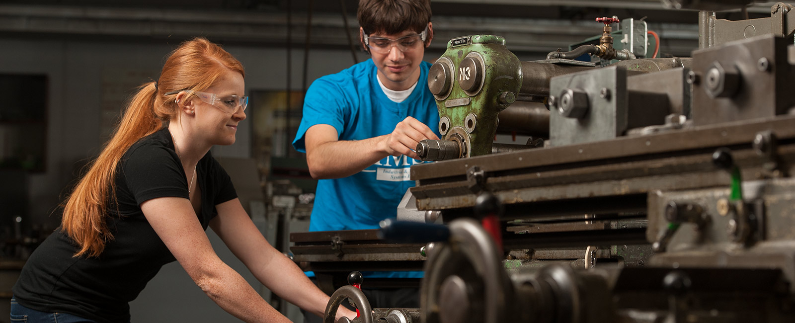 Students working in mechanical engineering lab