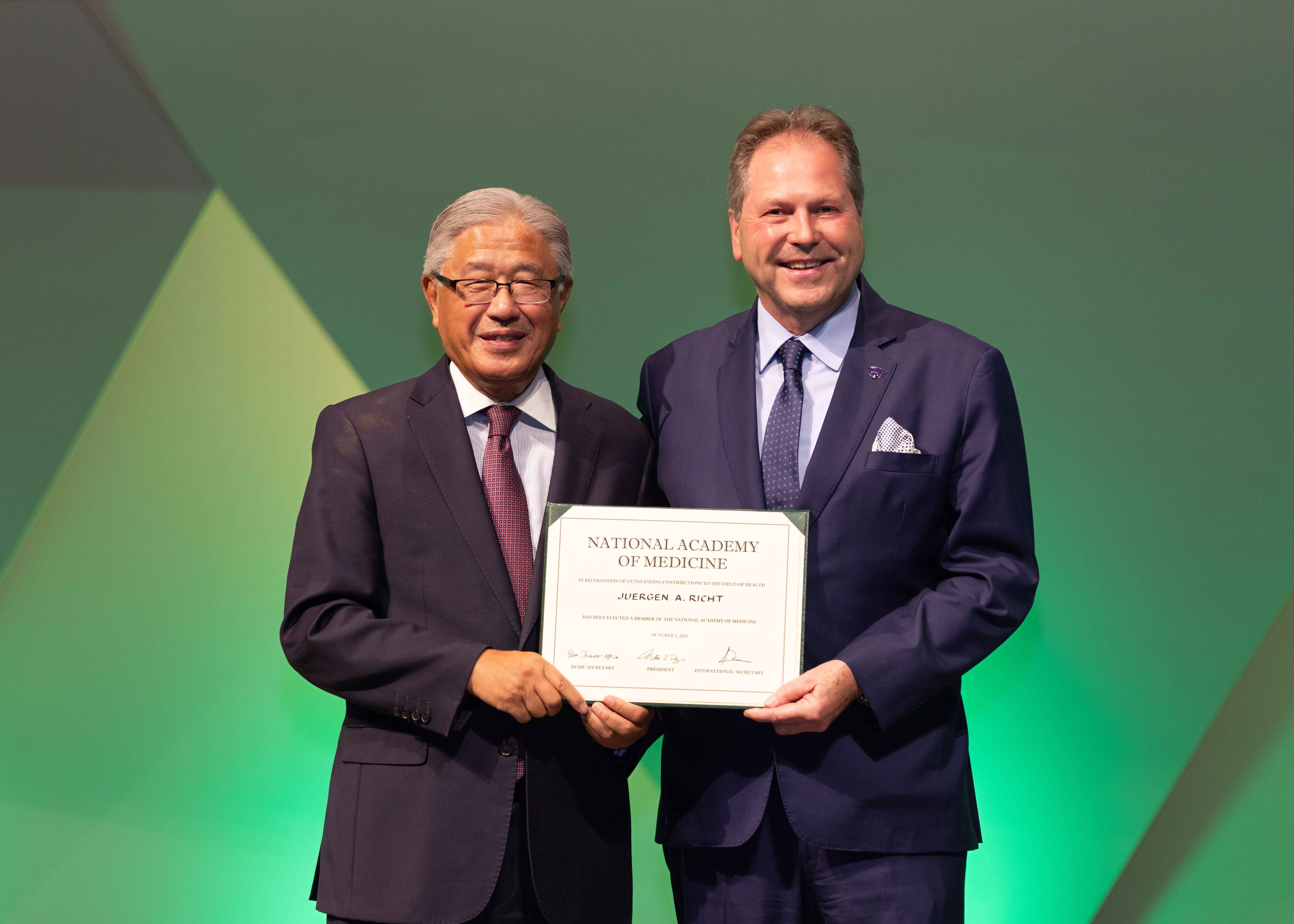 Dr. Juergen Richt Received NAM Certificate