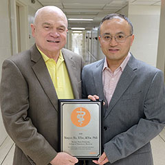 Dr. Frank Blecha present Zoetis Research Award to Dr. Wenjun Ma