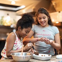 Kids cooking 