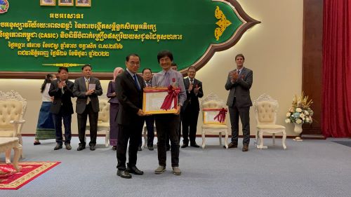 Manny Reyes recieves Medal of Honor in Cambodia