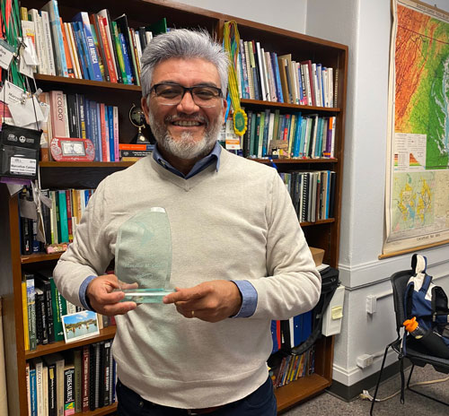 Marcellus Caldas with the Enlaces Award from the Conference of Latin American Geographers