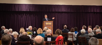 Juan Manuel Santos speaking to patrons