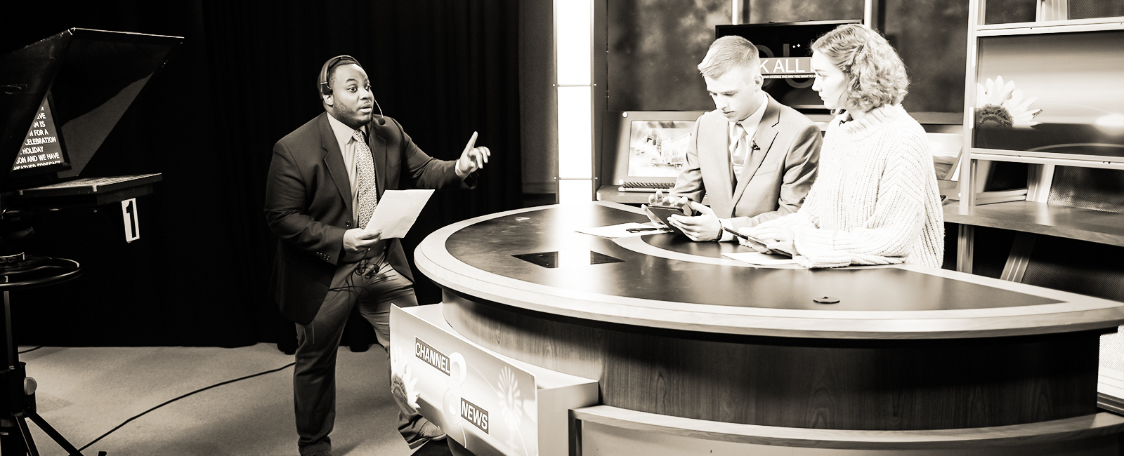 students in the newsroom