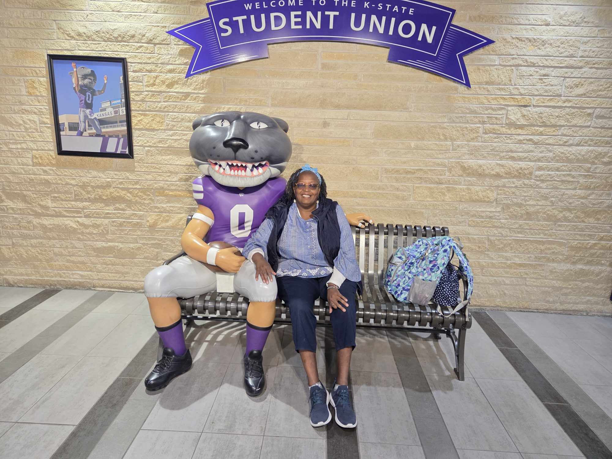 Wanja with Willie the Wildcat statue