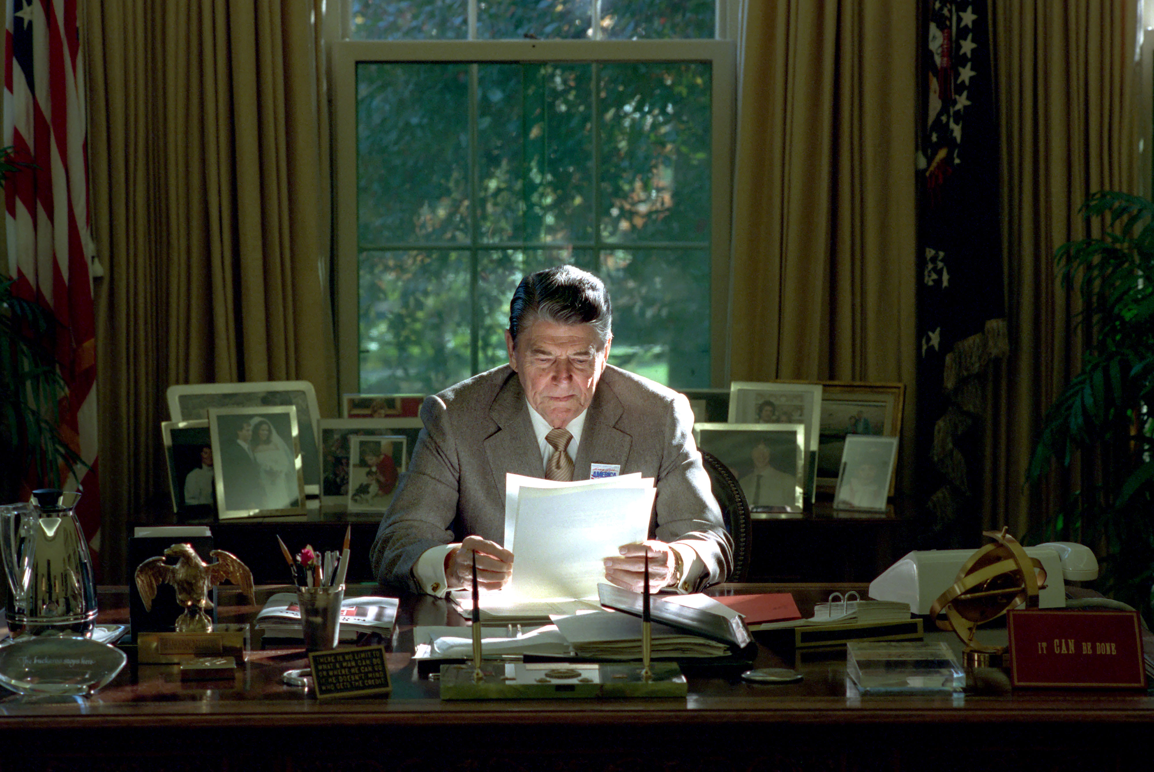 President Ronlad Regan Oval Office Color 8x10 Photograph