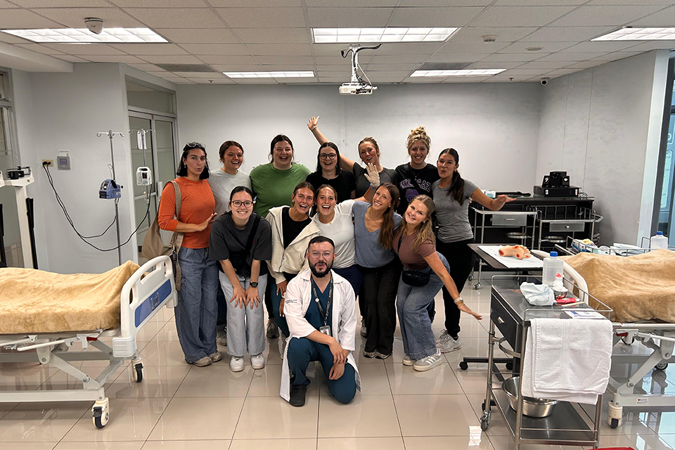 Kansas State University Pre-Health students pose for a group photo with a Costa Rican health practitioner at Universidad Latina.