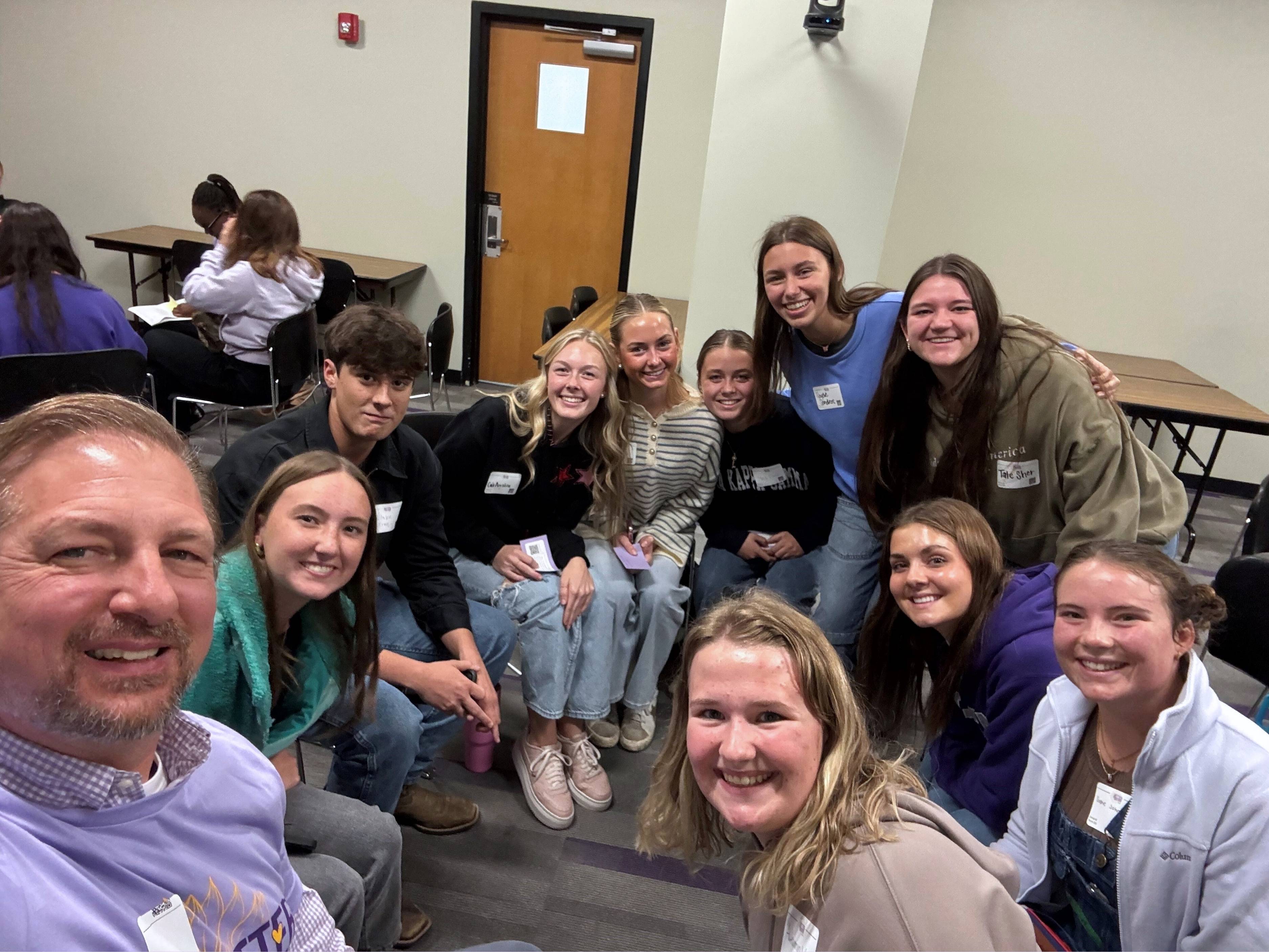 Paul Snider takes a selfie with a large group of students during Wildcat Dialogues.