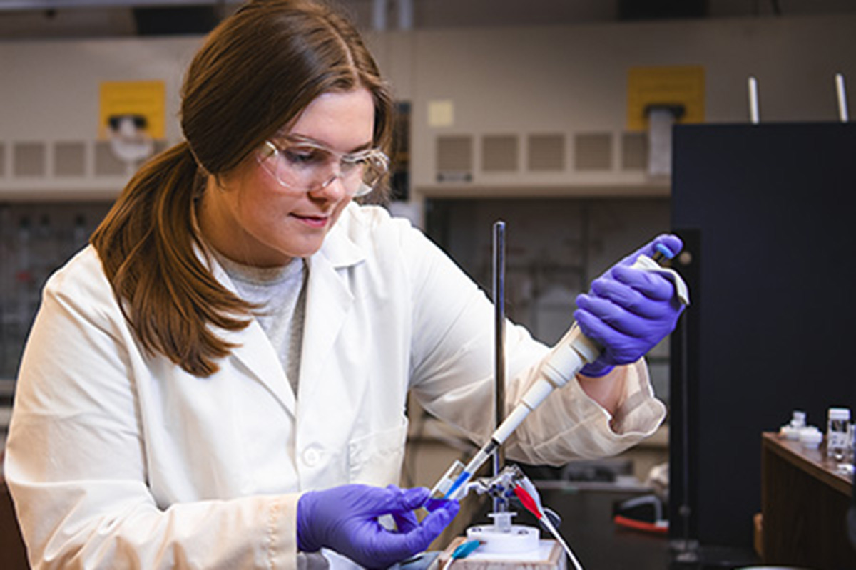 A female college student works in a laboratory. 