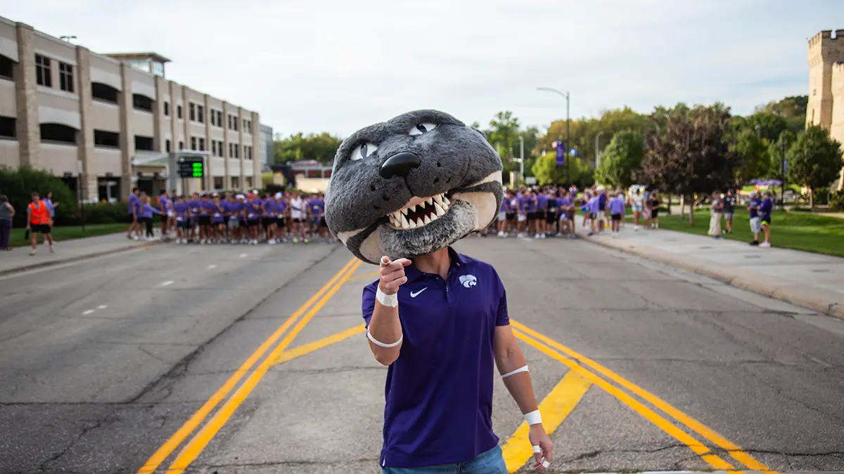 Willie the Wildcat posing before the race.