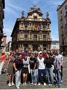 K-State students posing in front of Pamplona’s City Hall. 