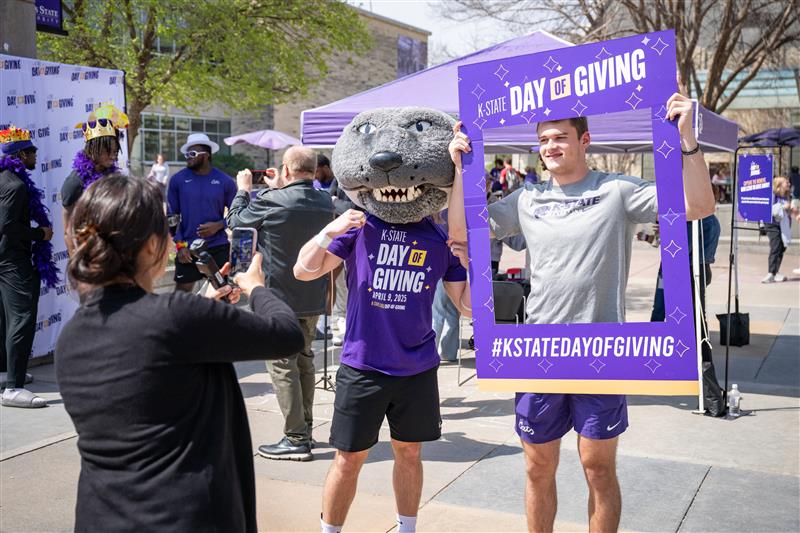 A student takes a picture with Willie the Wildcat