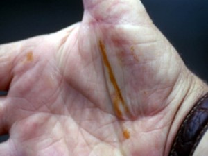 4-Hand-stain