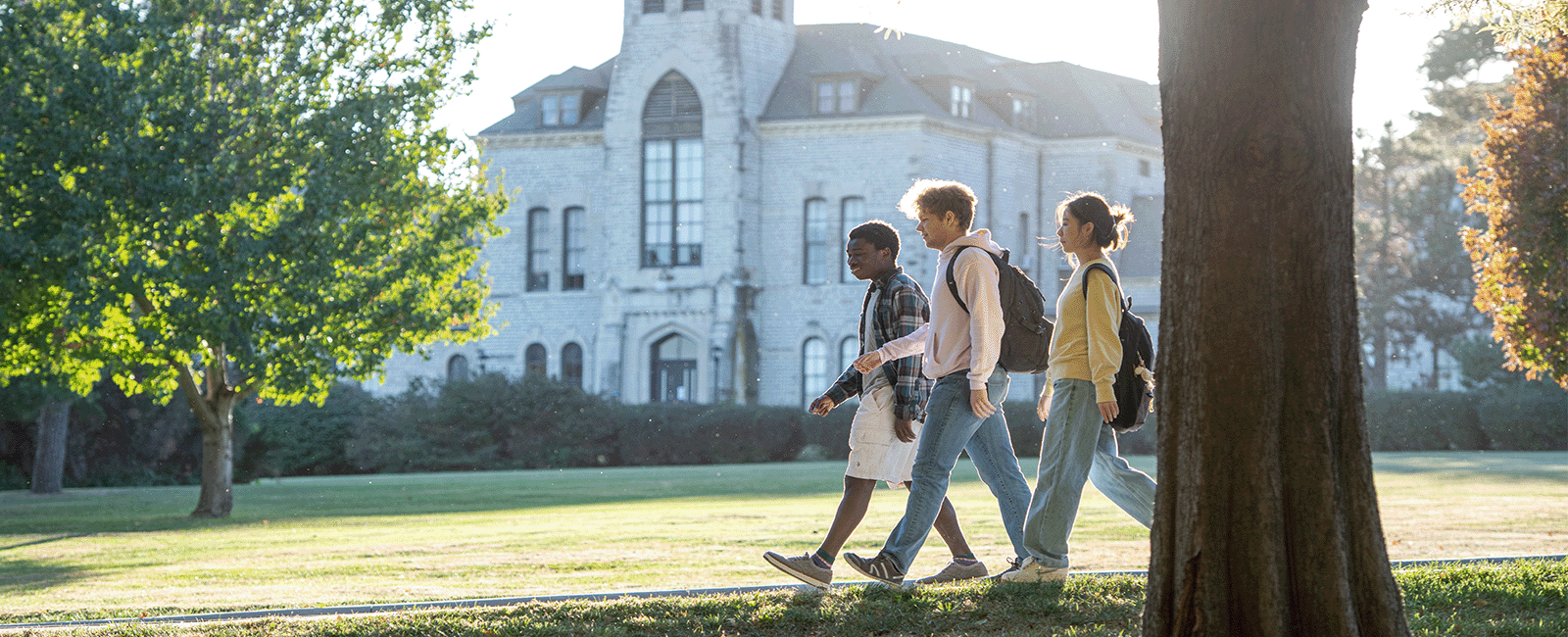 Students walk in front of Anderson Hall