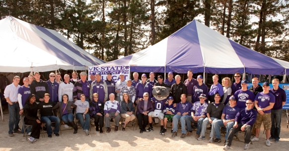 Reunion Attendees Grp Photo with Willie